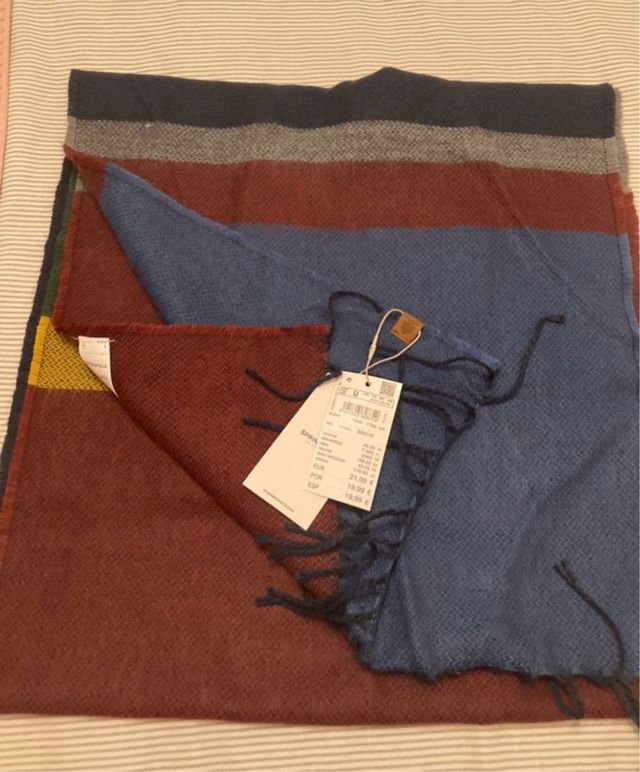 Bufanda nueva con etiquetas