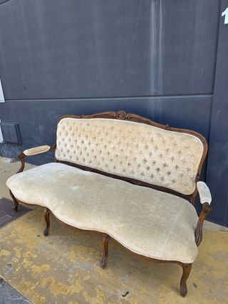 Sofá antiguo estilo clásico beige y marrón