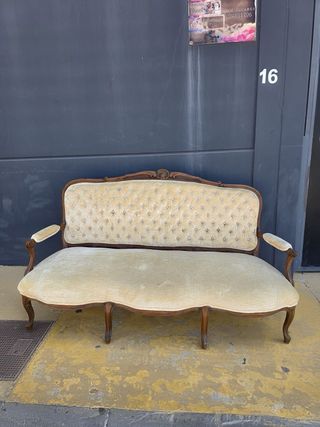 Sofá antiguo estilo clásico beige y marrón