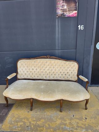 Sofá antiguo estilo clásico beige y marrón