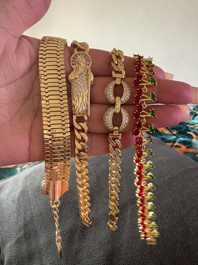4 Brazaletes Dorados con Dijes