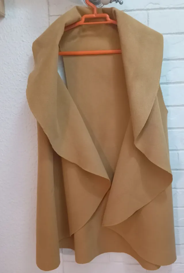 Capa beige sin mangas