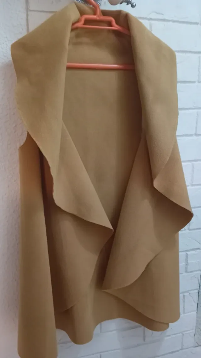 Capa bege sem mangas