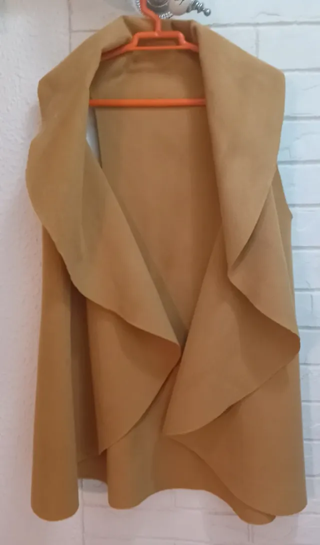 Capa beige sin mangas