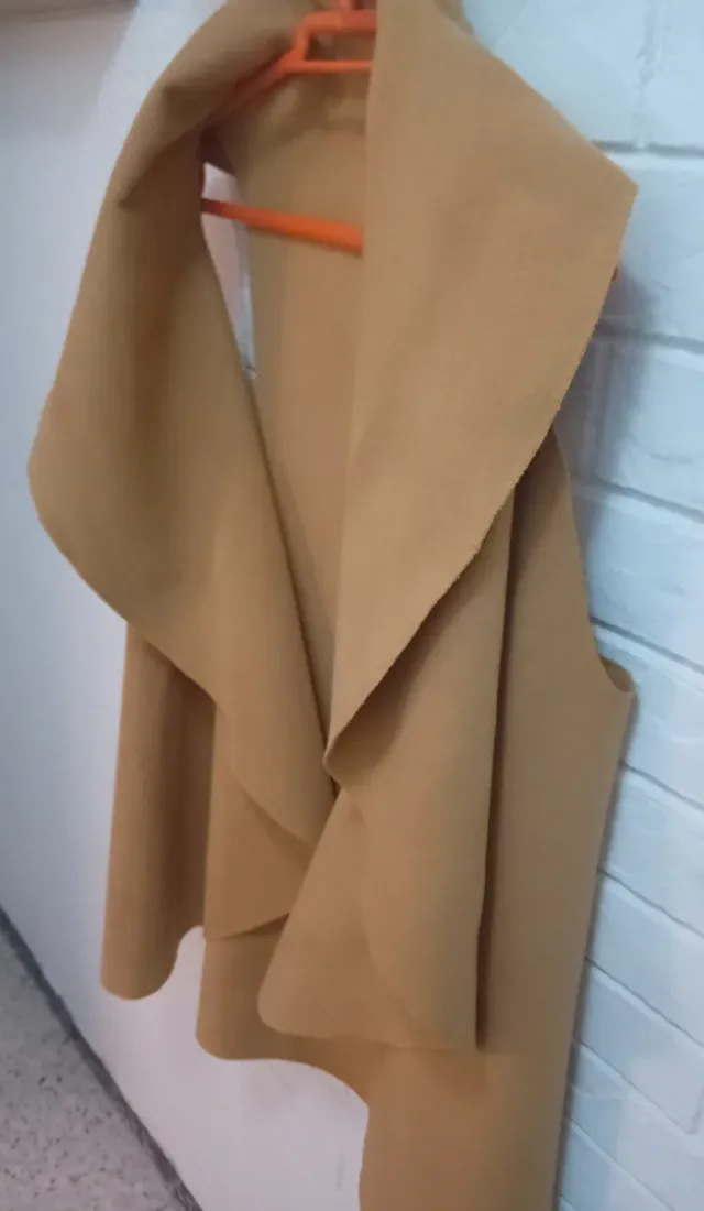 Capa beige sin mangas