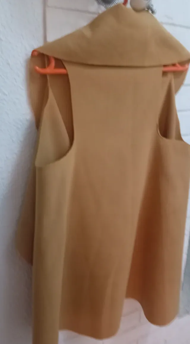 Capa beige sin mangas