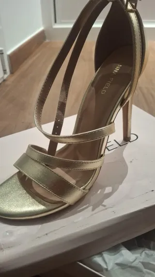 Zapatos de tacón dorados FIELD