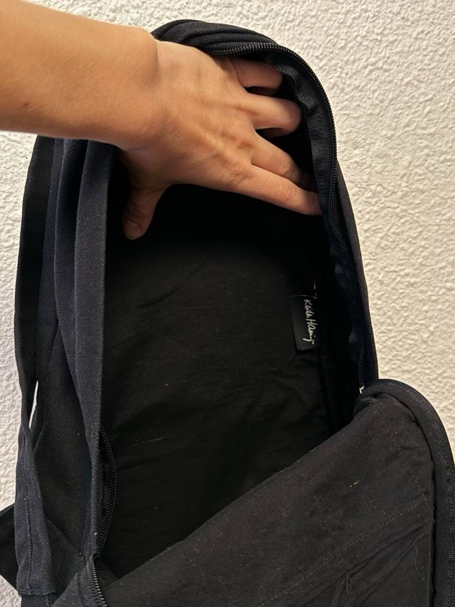 Mochila negra Keith Haring con parche corazón