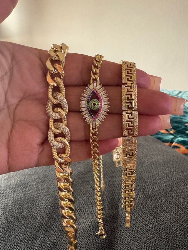 Pulsera dorada con diseño de ojo y greca