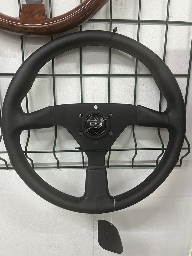 Volante Momo Black Edition Plano