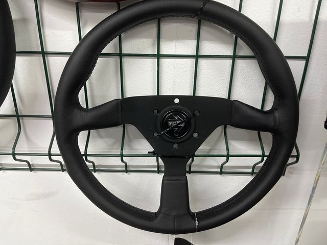 Volante Momo Black Edition Plano