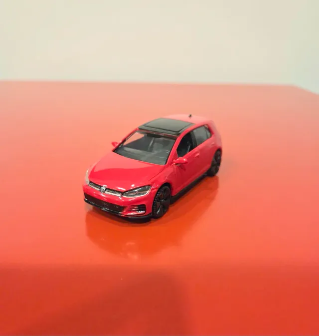 Volkswagen Golf GTI escala 1/43.
