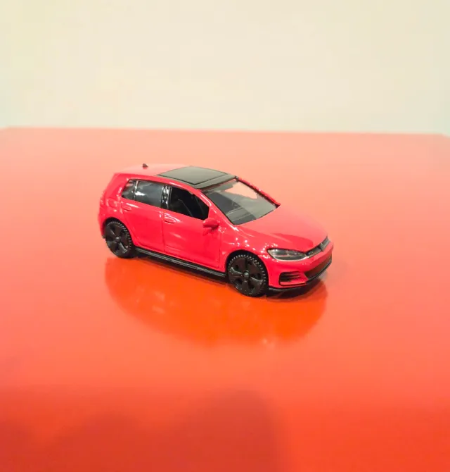 Volkswagen Golf GTI escala 1/43.