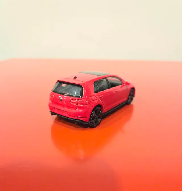 Volkswagen Golf GTI escala 1/43.