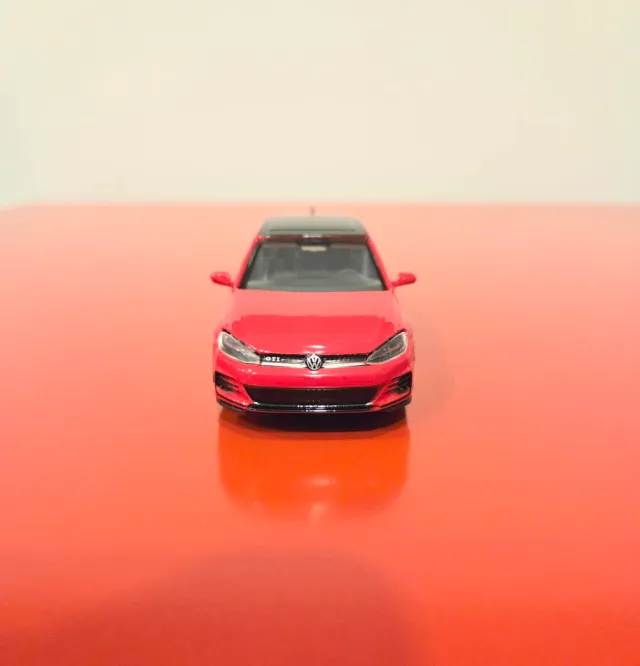 Volkswagen Golf GTI escala 1/43.