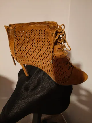 Botines marrones calados con cordones