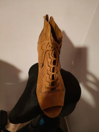 Botines marrones calados con cordones