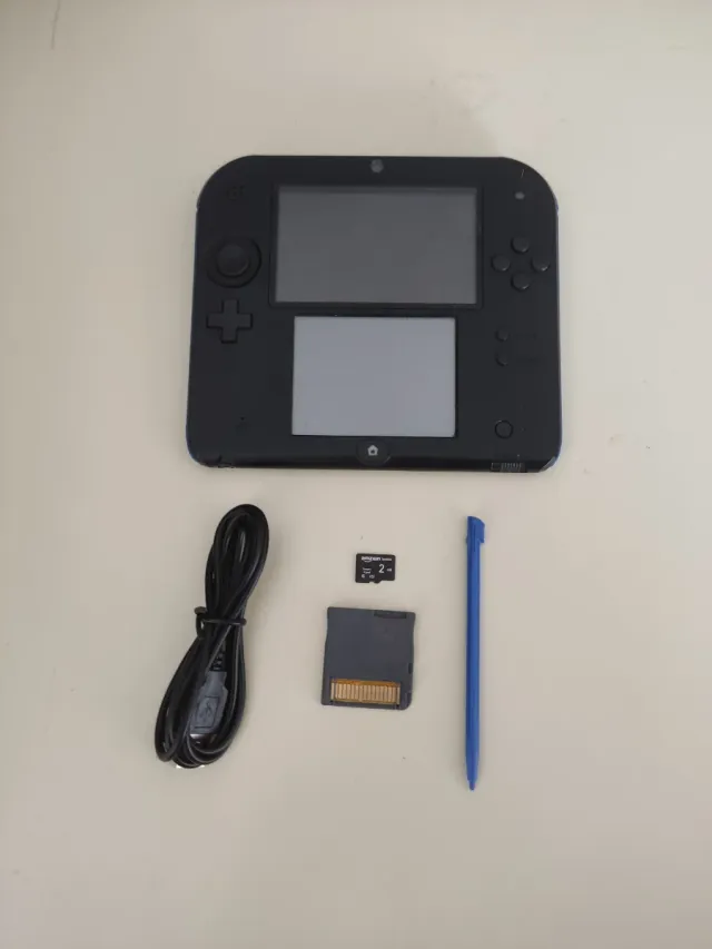 Nintendo 2DS Negra + cargador USB