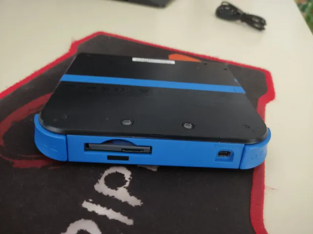 Nintendo 2DS Negra + cargador USB