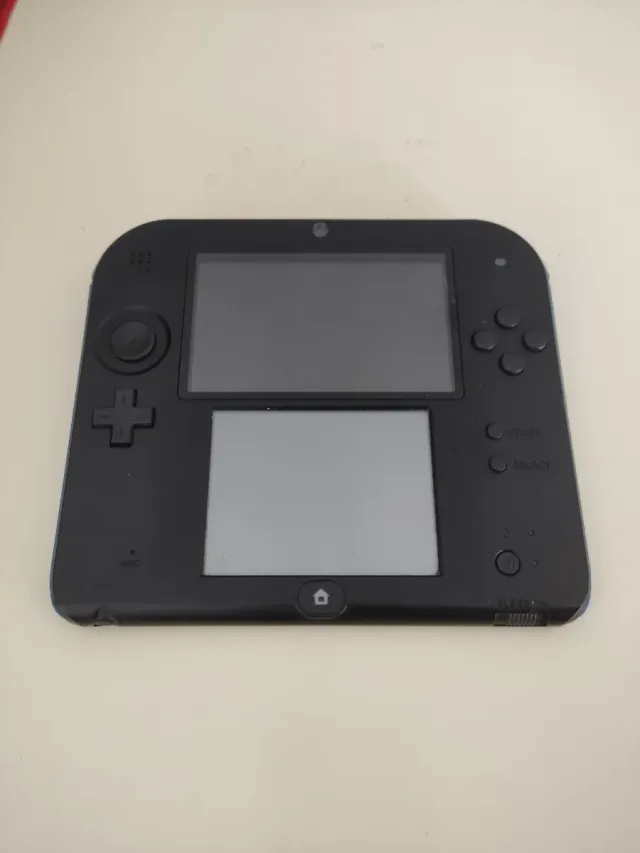 Nintendo 2DS Negra + cargador USB