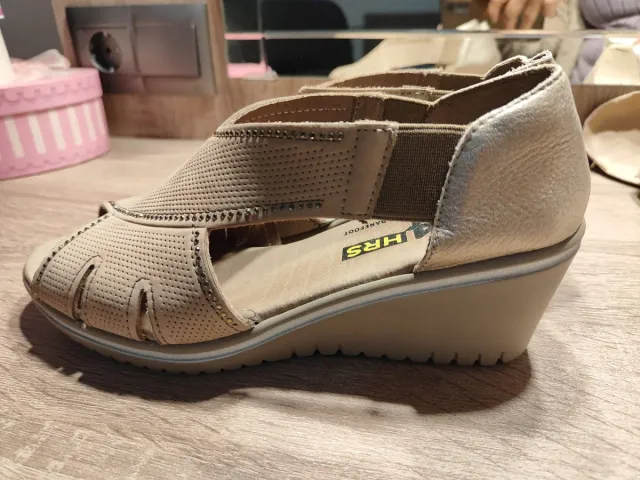 Sandalias cuña mujer beige y oro