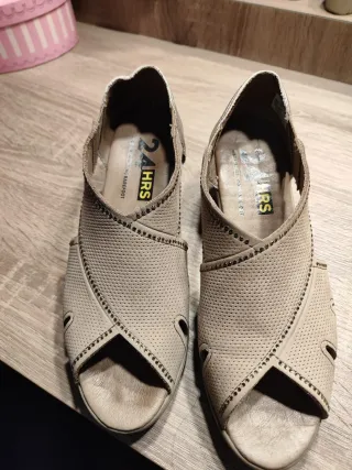 Sandalias cuña mujer beige y oro