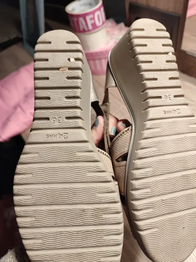 Sandalias cuña mujer beige y oro