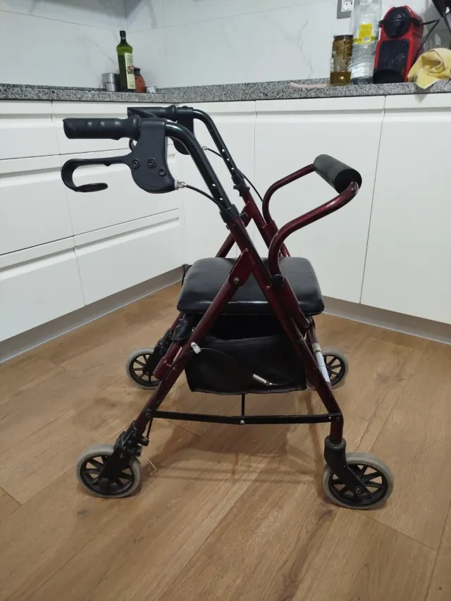 Andador con asiento y ruedas