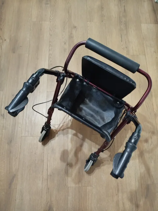 Andador con asiento y ruedas