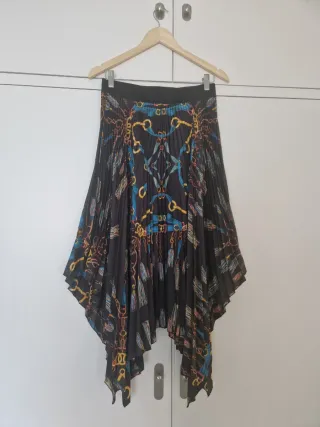 Falda asimétrica plisada estampado cadenas