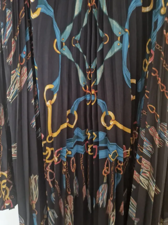 Falda asimétrica plisada estampado cadenas