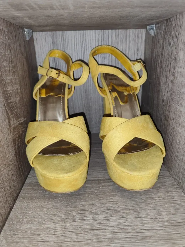 Tacones amarillos plataforma