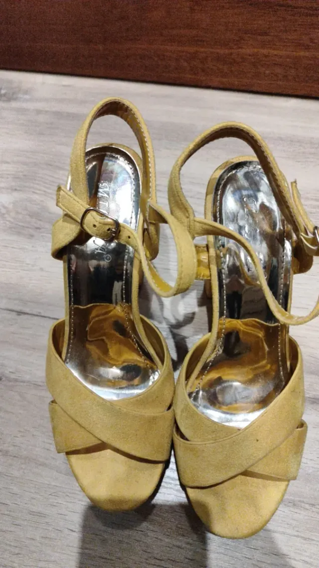 Tacones amarillos plataforma