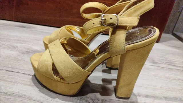 Tacones amarillos plataforma