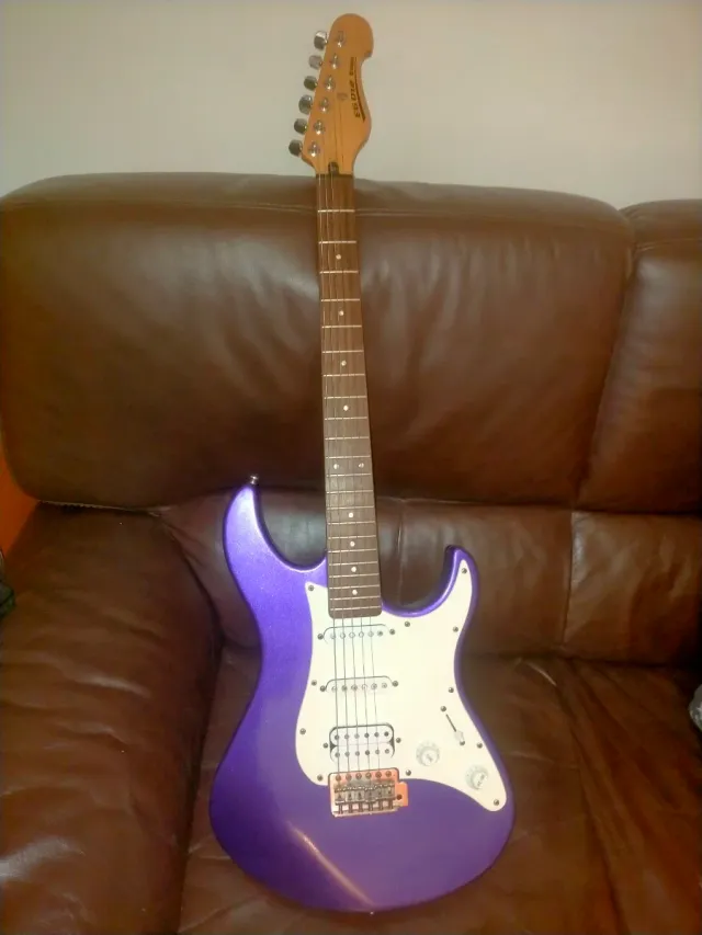 Guitarra Yamaha EG012 púrpura