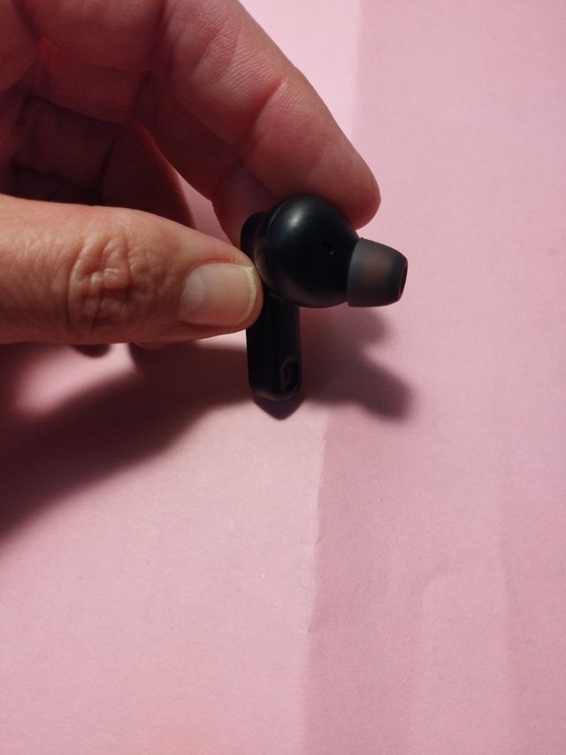 Auricular izquierdo JBL Tune 235.