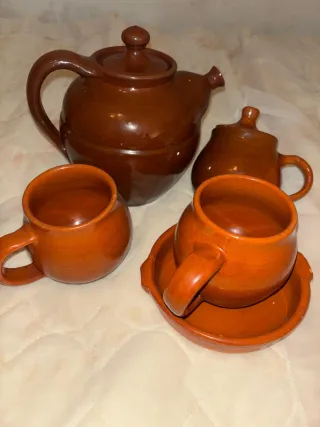 Cafetera y tazas de barro
