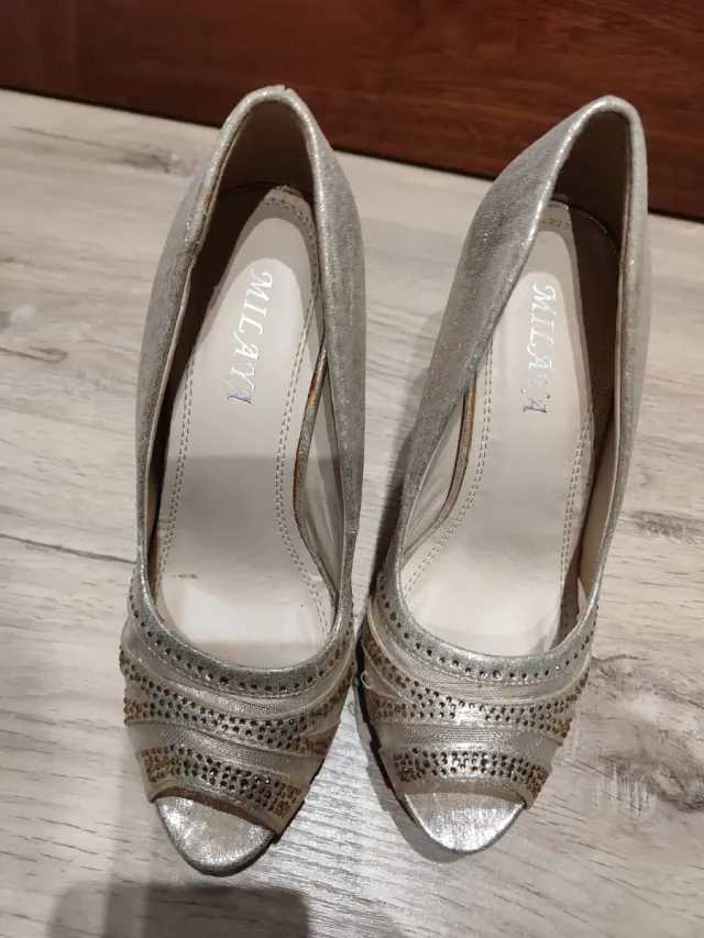 Tacones dorados con pedrería