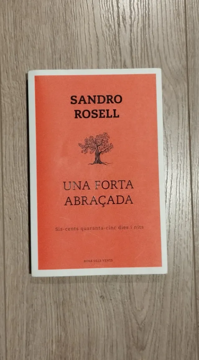 Una forta abraçada: Sis-cents quaranta-cinc die...