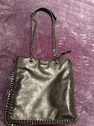Bolso de hombro negro con cadena