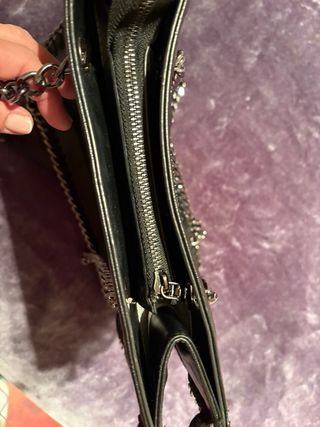 Bolso de hombro negro con cadena