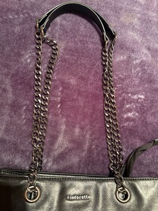 Bolso de hombro negro con cadena