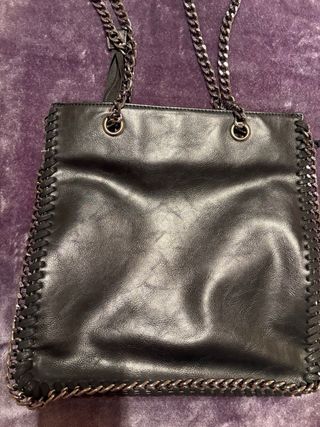 Bolso de hombro negro con cadena
