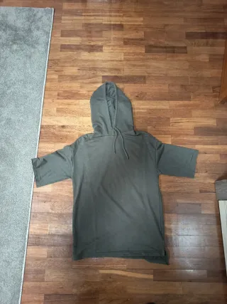 Sudadera con capucha y manga corta