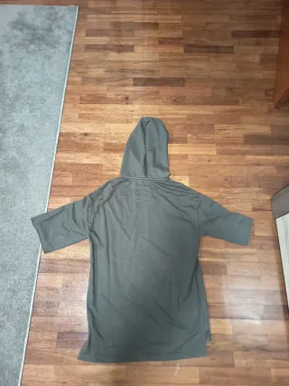 Sudadera con capucha y manga corta