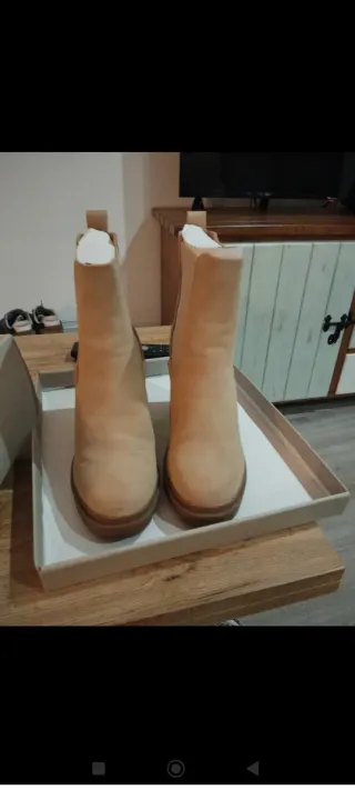 Botines de tacón beige y marrón