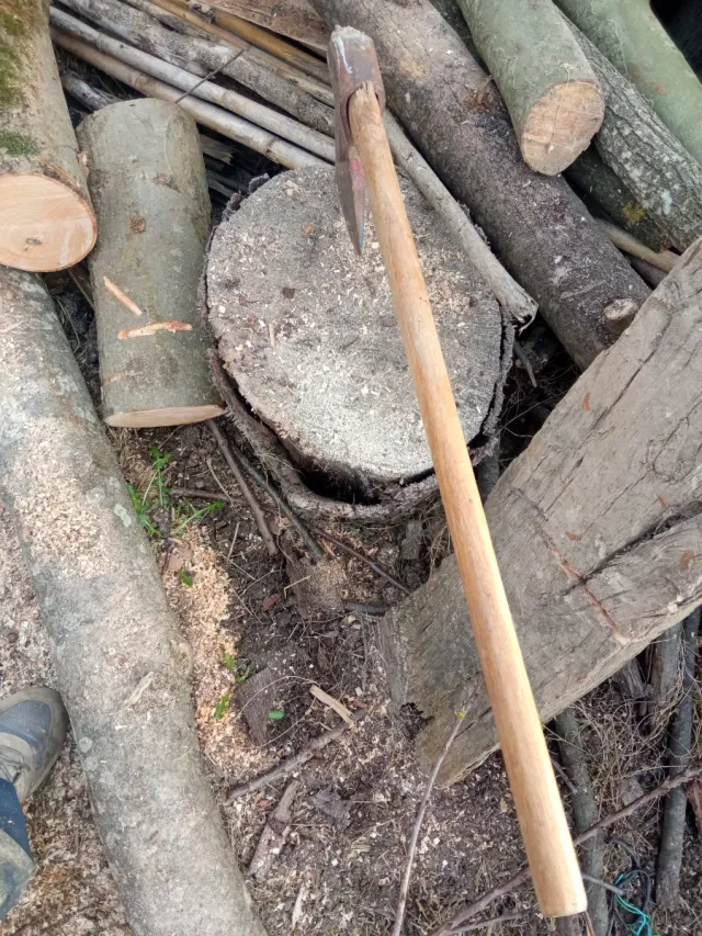 Hacha profesional  acero forjado mango  mal estado