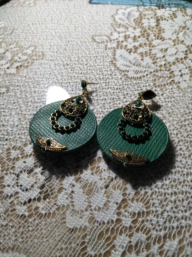 Pendientes dorados con detalles verdes