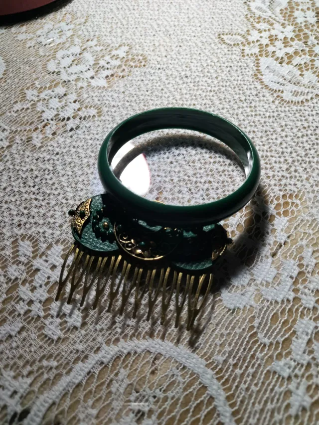 Pendientes dorados con detalles verdes