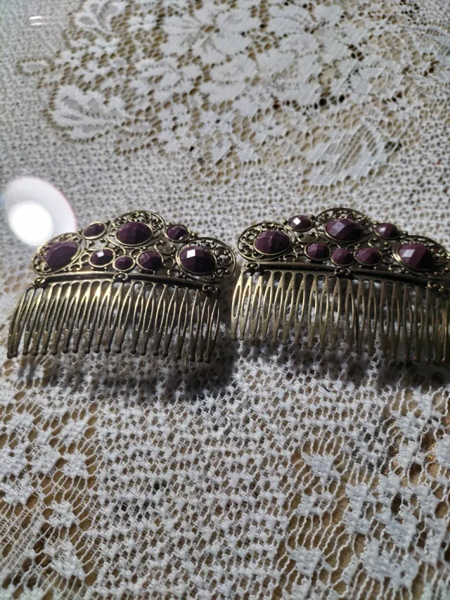 Pendientes dorados con detalles verdes